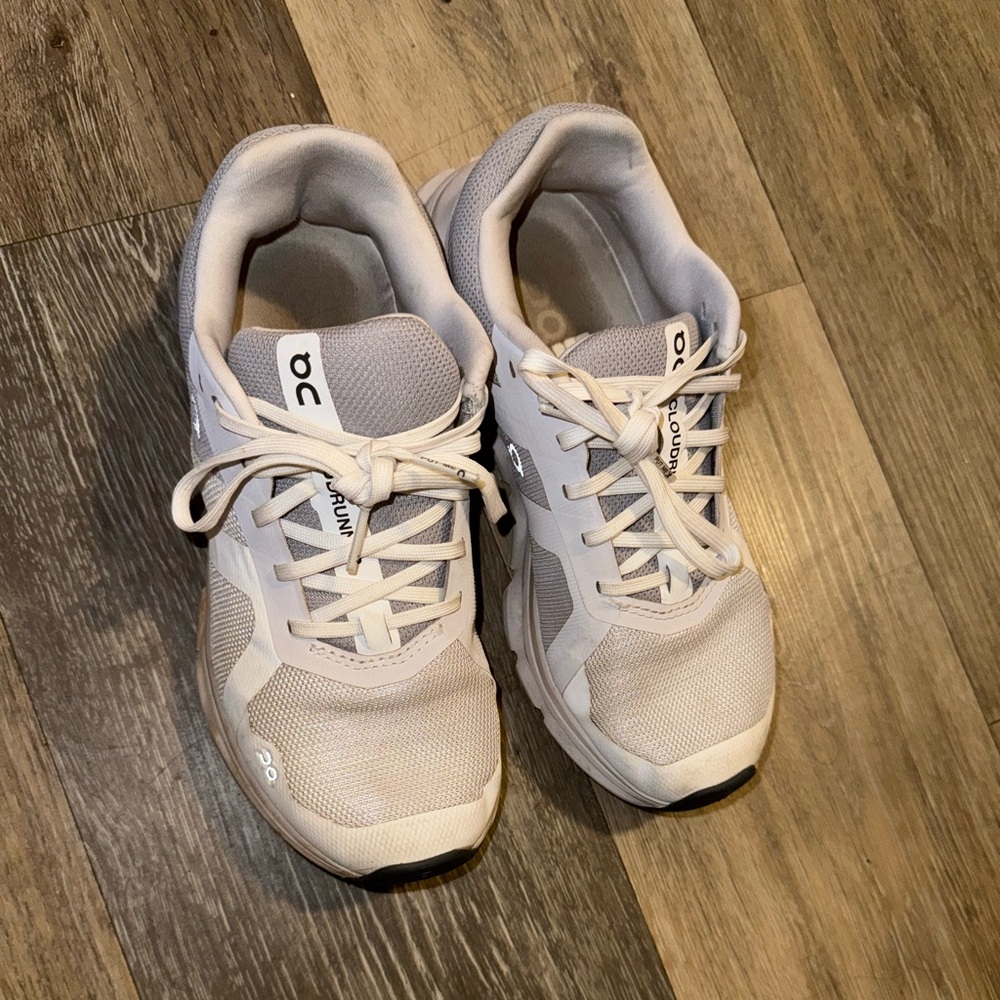On Cloud shoes 6.5